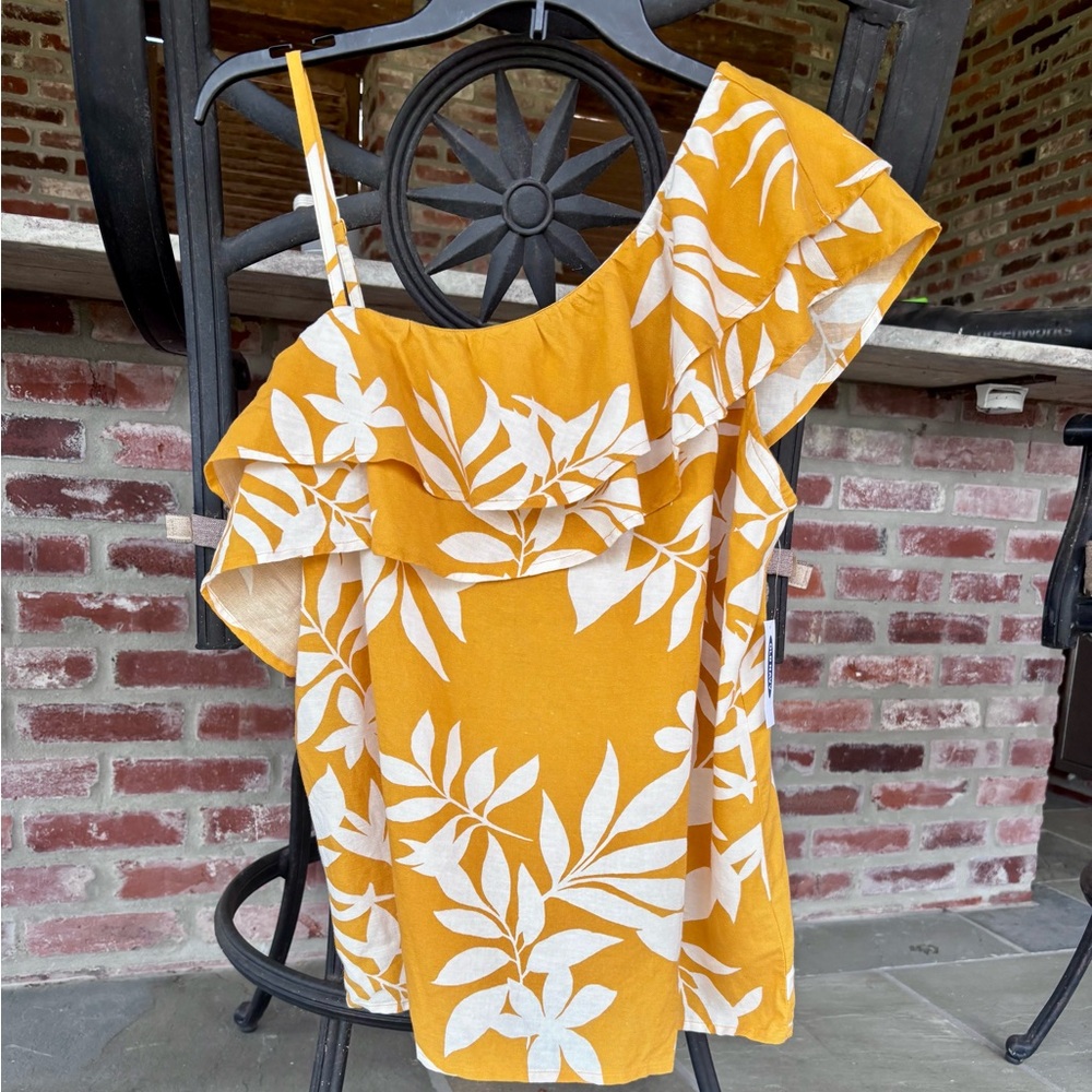 NWT One-Shoulder Floral Ruffle Top - Picture 2 of 4